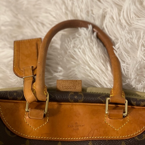 Lookihg for a versatile LV Vintage Monogram Canvas Deauville Satchel - Picture 4 of 5